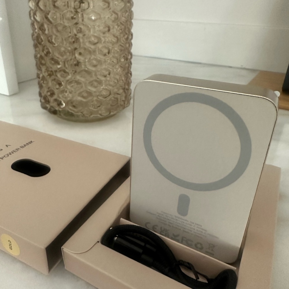 MagSafe powerbank Wireless Charger 10000mah - blue with gold and gunmetal border